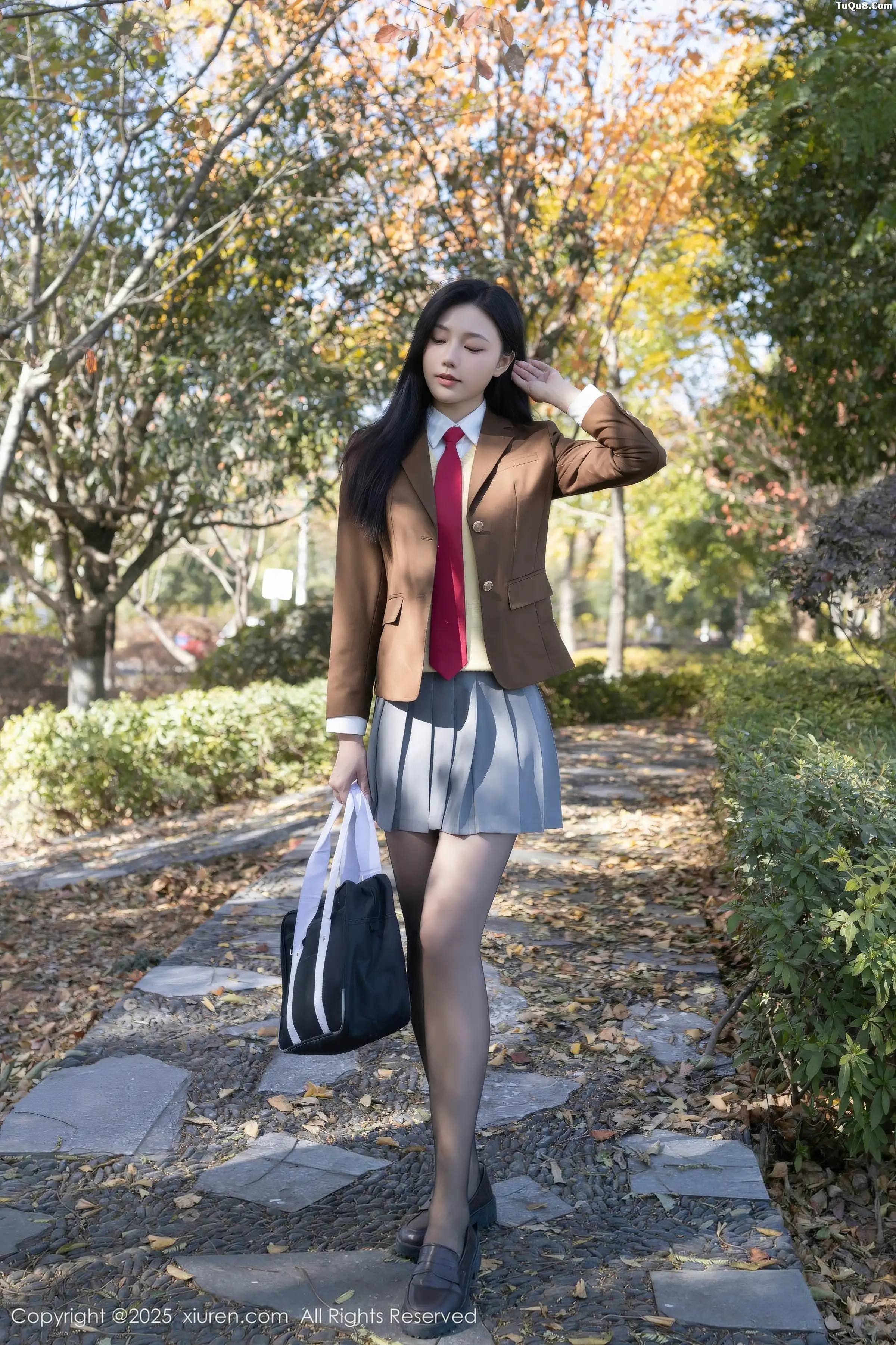 安然anran性感学生装扮百褶短裙配开档黑丝秀美腿绝美写真-流浪吧欢乐园